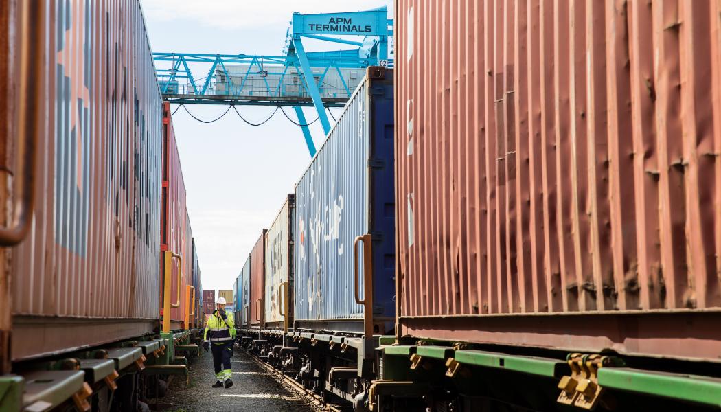 Allt fler företag från hela Sverige väljer att frakta gods klimatsmart via järnvägen till APM Terminals Gothenburg, nordens största containerhamn. Foto: APM Terminals