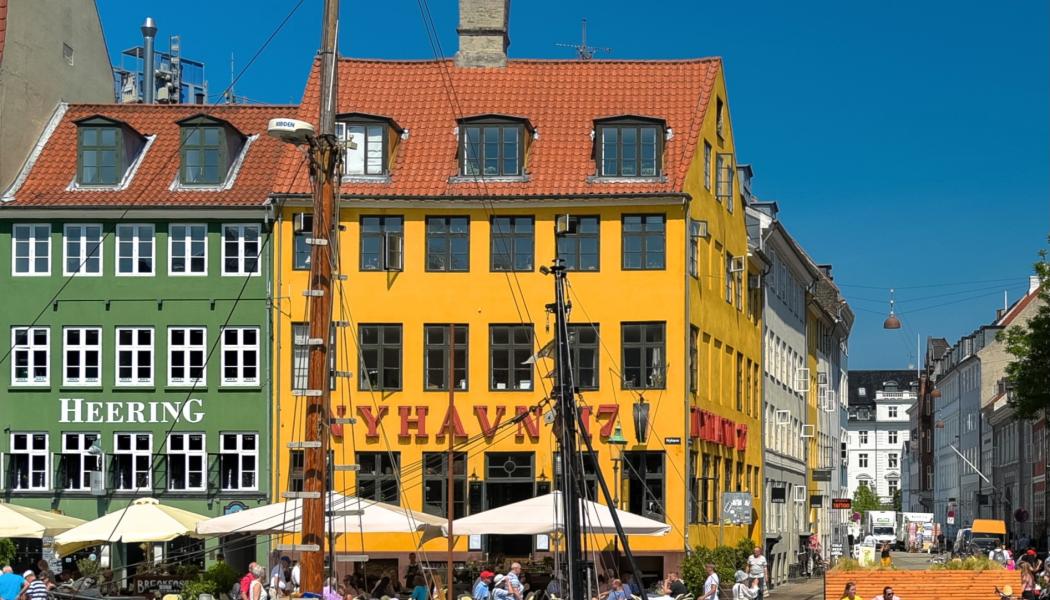 Hotell- och restaurangsektorn drev jobbtillväxten i Danmark i juli, men Novo Nordisks planerade neddragningar kan bromsa utvecklingen. Bilden visar Nyhavn, med största koncentrationen av små hotell och restauranger. Foto: Wikipedia Commons. Kredit: Ramblensen2
