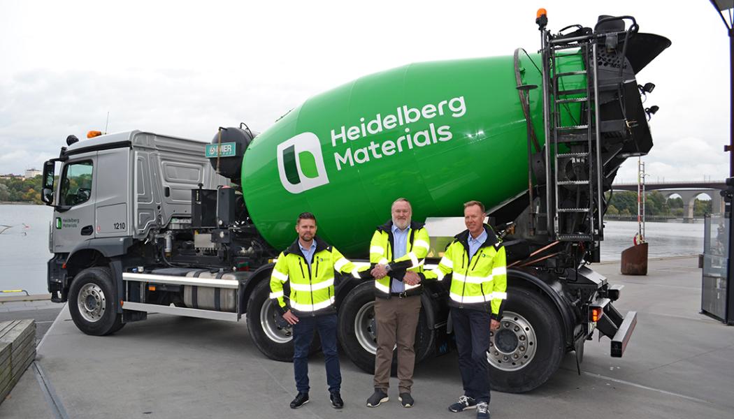 Från vänster.: Patrik Sved, logistikchef Heidelberg Materials Betong Sverige, Martin Svedin vd Svedin Holding AB och Per Berglund, vd Heidelberg Materials Betong Sverige AB. Foto: Heidelberg Materials 