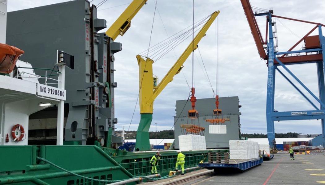 Nytt logistikupplägg ger klimatsmartare export av svensk pappersmassa via Göteborgs hamn. Foto: APM Terminals