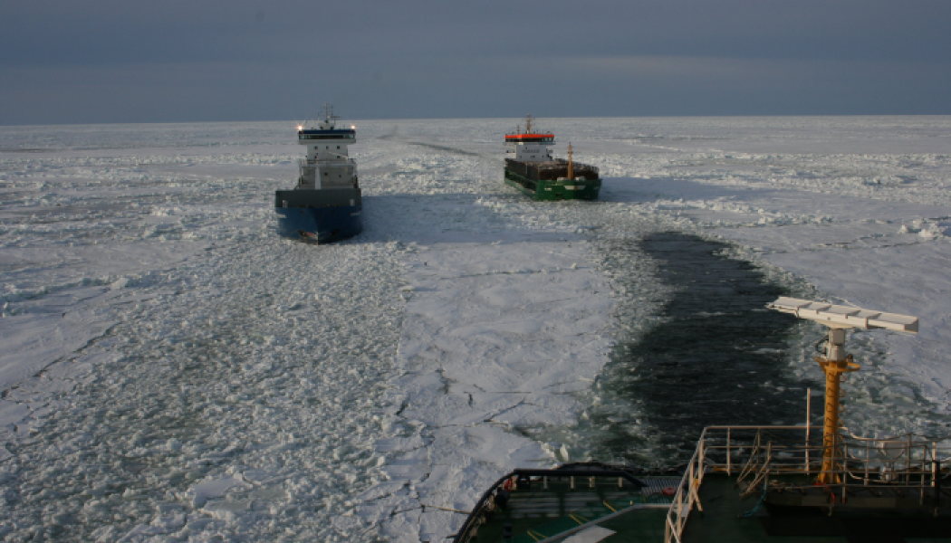Här assisterar isbrytaren Frej fartyg in till hamn. Fotograf/Källa: Sjöfartsverket

