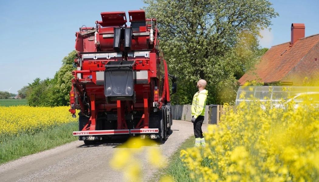 Insamling av kommunalt avfall i fyrfackskärl. Foto: Ohlssons


