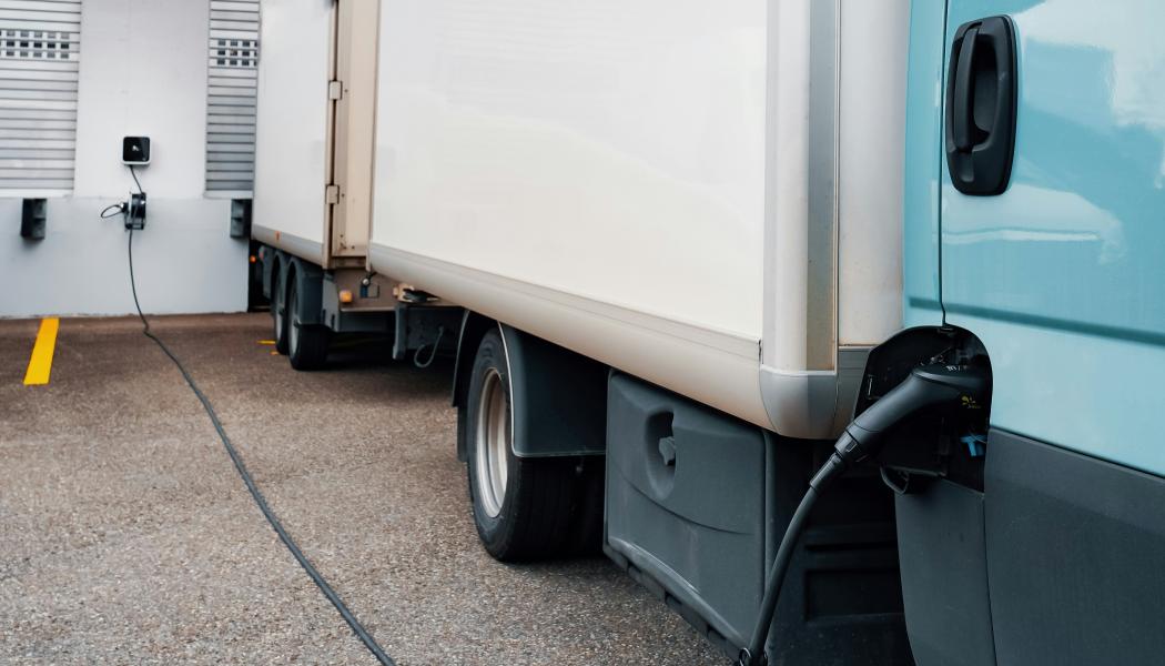 Laddning av tung lastbil vid terminal. Foto: juice/ unsplash