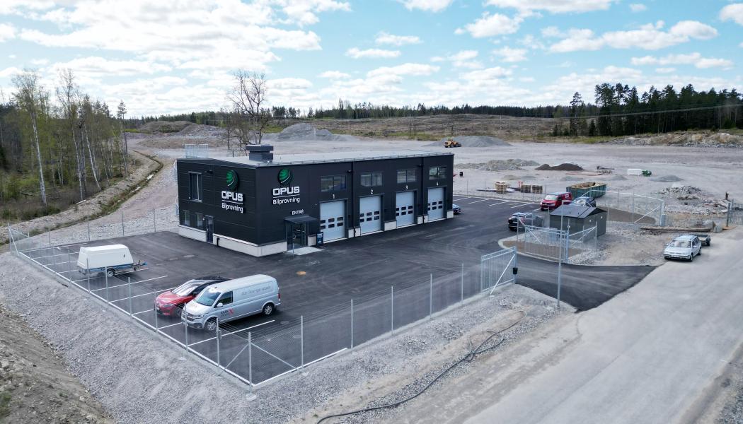 Byggnationen avser en bilprovsanläggning med  tillhörande uppställningsyta. Foto: Opus