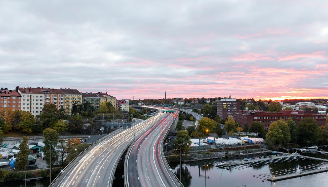 Stockholm står inför avgörande beslut om framtidens trafiksystem. Östlig förbindelse ses av många som en nyckellösning för att knyta ihop stadens ringled och minska trycket i innerstaden. Foto:  jon flobrant /unsplash