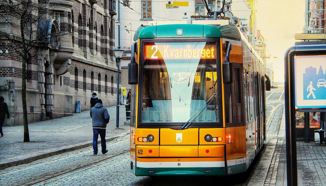 Spårvagn på linje 2 rullar genom Norrköping. Foto: malin strandvall/Unsplash