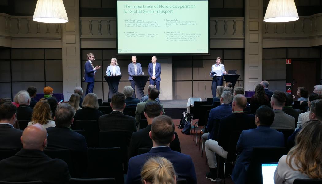 Från vänster: Tommaso Selleri, expert på klimatförändringar, energi och transport vid Europeiska miljöbyrån, Anna Engblom, Chief Operating Officer och Senior Adviser vid Greater Copenhagen, Niels Buus Kristensen, medordförande för det danska rådet för klimatförändringar och senior ekonom vid det norska centret för transportforskning, och Sveinung Oftedal, Specialist Director vid Norges klimat- och miljödepartement och ordförande för IMO Intersessional Working Group on Reduction of GHG Emissions from Ships. Foto: Nordisk Energiforskning  