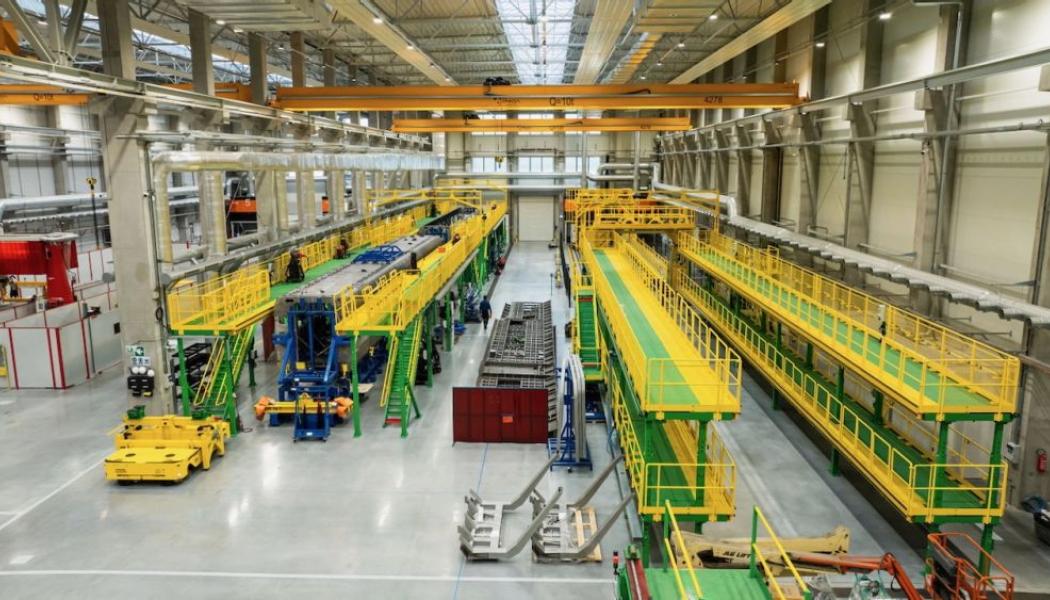 PESA:s produktionsanläggning i Bydgoszcz ska moderniseras med ny teknik som robotisering och lasersvetsning av rullande materiel. Foto: PESA.