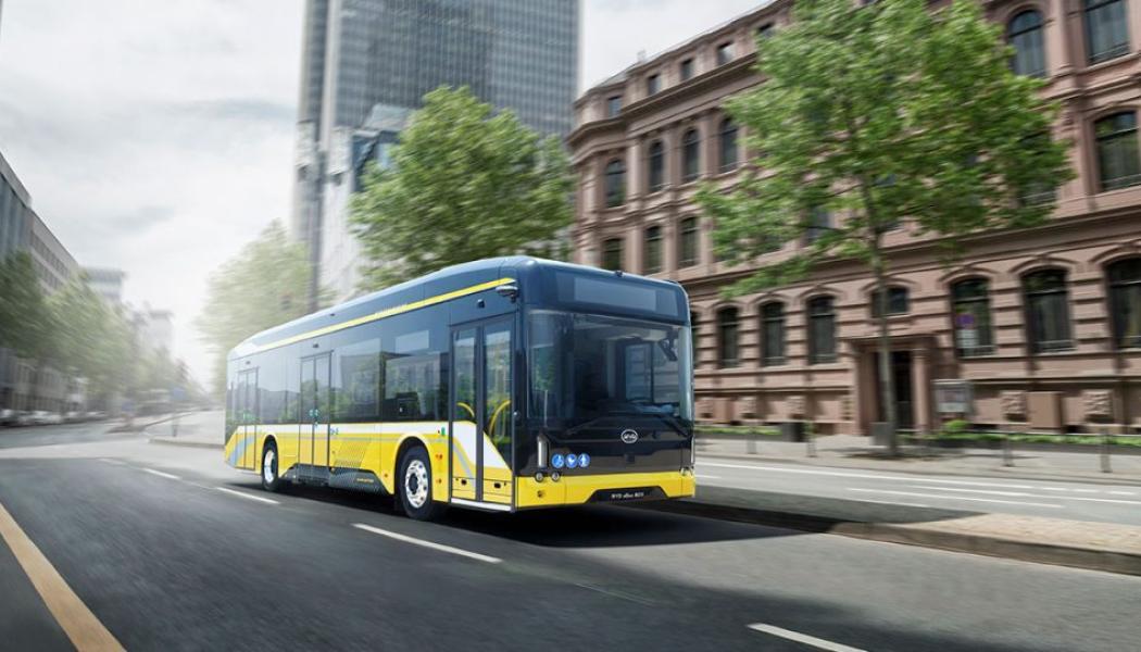 BYD B12 eBus erbjuder flera olika laddningsalternativ för att möta olika behov. Laddningsportar kan placeras fram, bak, till vänster, till höger eller på toppen av bussen. Laddningshastigheterna varierar från 137 kW med en enkel pistol utan vätskekylning, till 500 kW med hjälp av en pantograf, vilket gör det möjligt att fulladda bussen på bara en timme. Bild: BYD