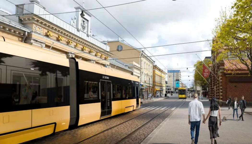 Genom centrum. På illustrationsbilden passerar Åbos spårvagn förbi Saluhallen. FOTO: Åbo spårvägsallians