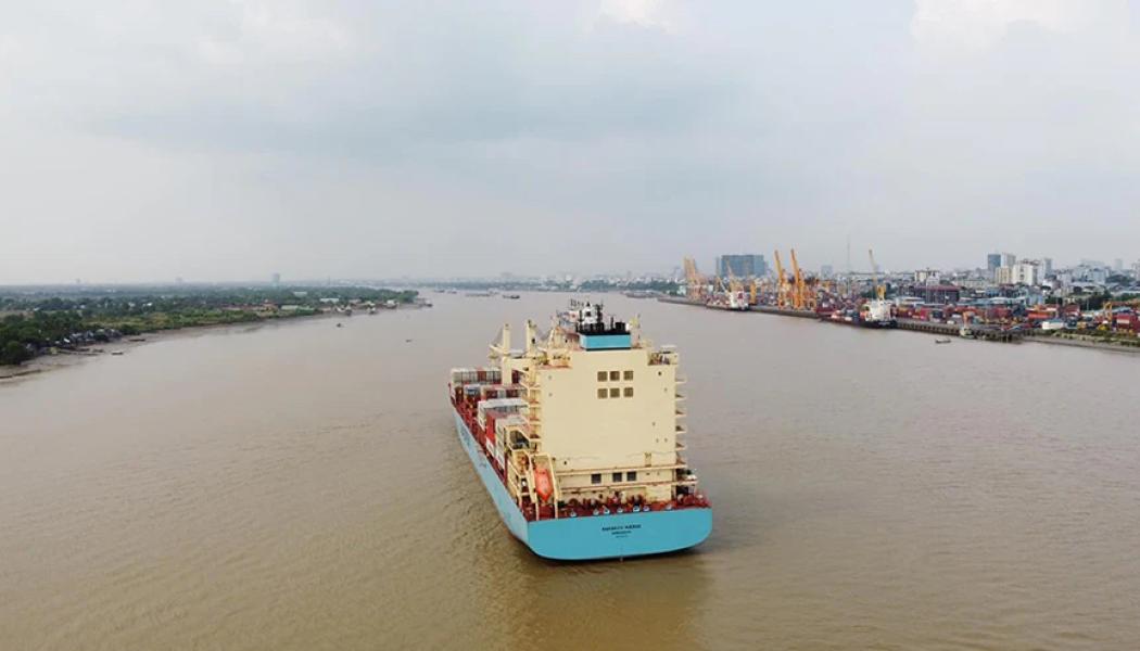 AP Møller-Mærsk, en dansk fraktjätte, har nyligen meddelat att man återupptar trafiken via Röda havet efter att en USA-ledd skyddsstyrka ska börja patrullera området. Men det finns osäkerhet om detta kommer att räcka för att bolagen ska våga återuppta sin vanliga trafik. Bilden visar ett av Maersks containerfartyg i Yangons hamn. Foto: Maersk