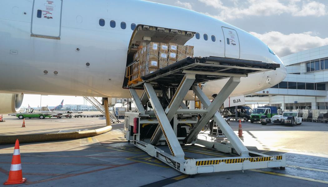 Beslutet kommer efter att amerikanska myndigheter meddelat att De Minimis-undantaget för import tas bort, vilket tidigare gjort det möjligt att skicka varor under 800 USD utan tullavgifter. Foto: Postnord