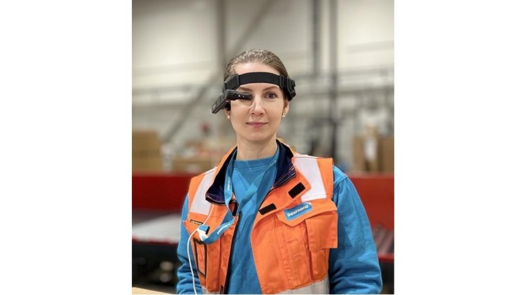 De smarta glasögonen kan skanna streckkoder på paket och ger omedelbar återkoppling om hur och var den skannade artikeln ska sorteras. Foto: Postnord
