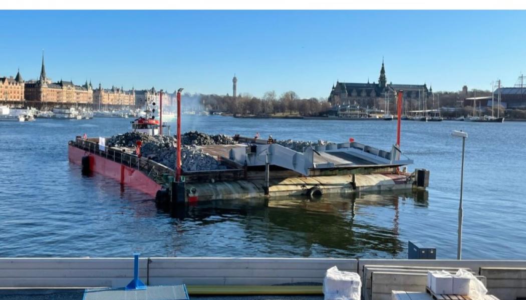 Nästan varje dag sedan den 18 februari 2022 har pråmen kört från Blasieholmen fullastad med sten från tunnelbanebygget. Foto: Region Stockholm.