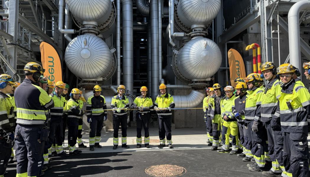 På bild är Peter Abrahamsson Chef Hållbar utveckling, Aad van Bedaf Raffinaderichef och Rickard Lycke Projektchef Synsat samt medarbetare inom Synsat projektet i Lysekil. Foto: Preem