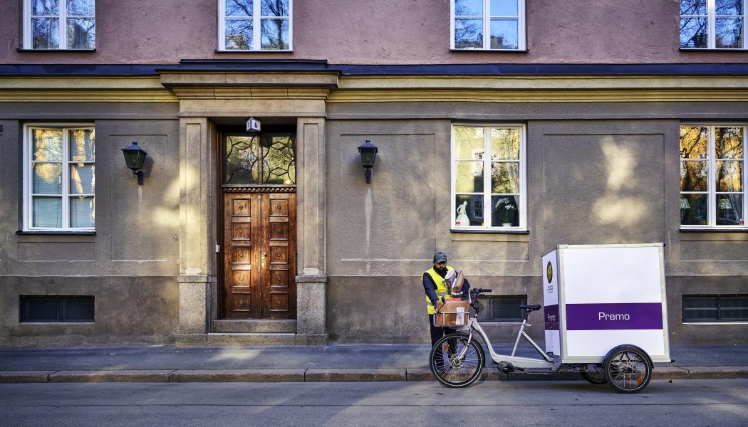 Det nytecknade avtalet innebär att MoveByBike kommer sköta Premos kvällsleveranser av e-handelspaket i centrala Stockholm. Foto: Premo