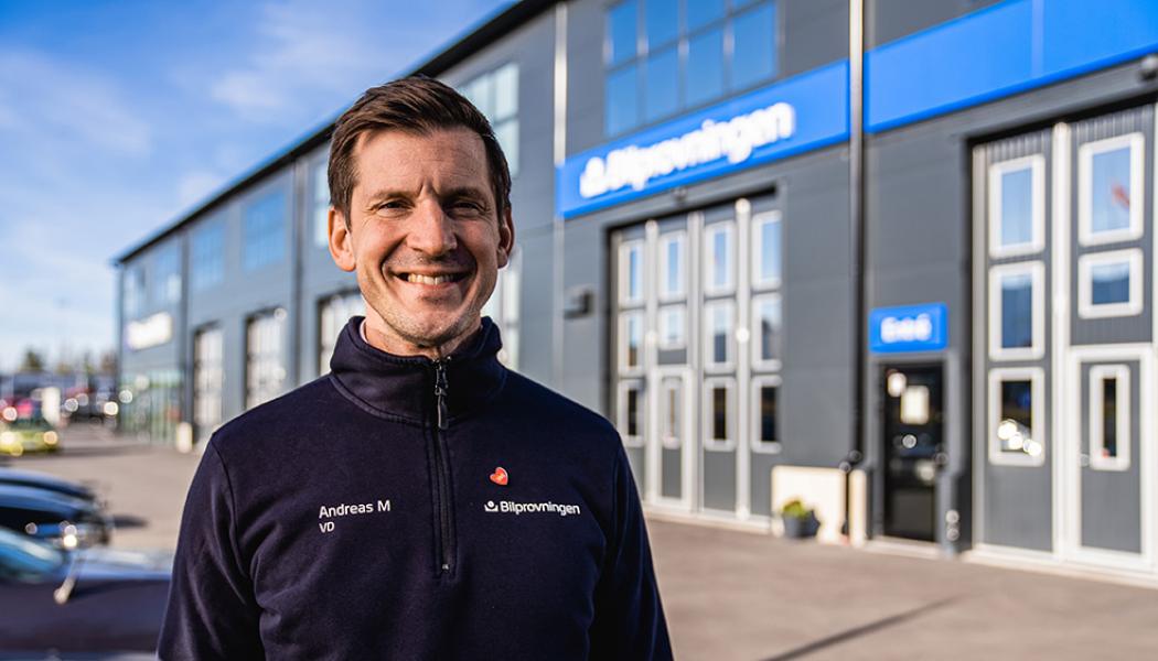 Vd Andreas Myhrman framför en av Bilprovningens stationer Foto: Bilprovningen