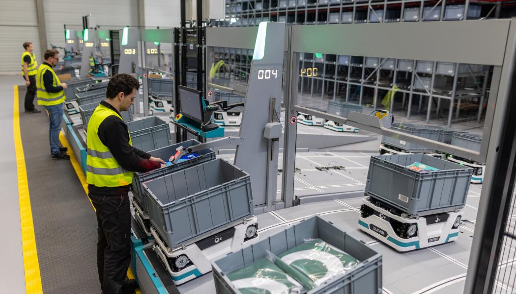 Det ny automationssystemet omfattar över 240 autonoma robotar som rör sig i tre dimensioner genom lagret – vågrätt och lodrätt upp till 12 meters höjd. Bild: Exotec