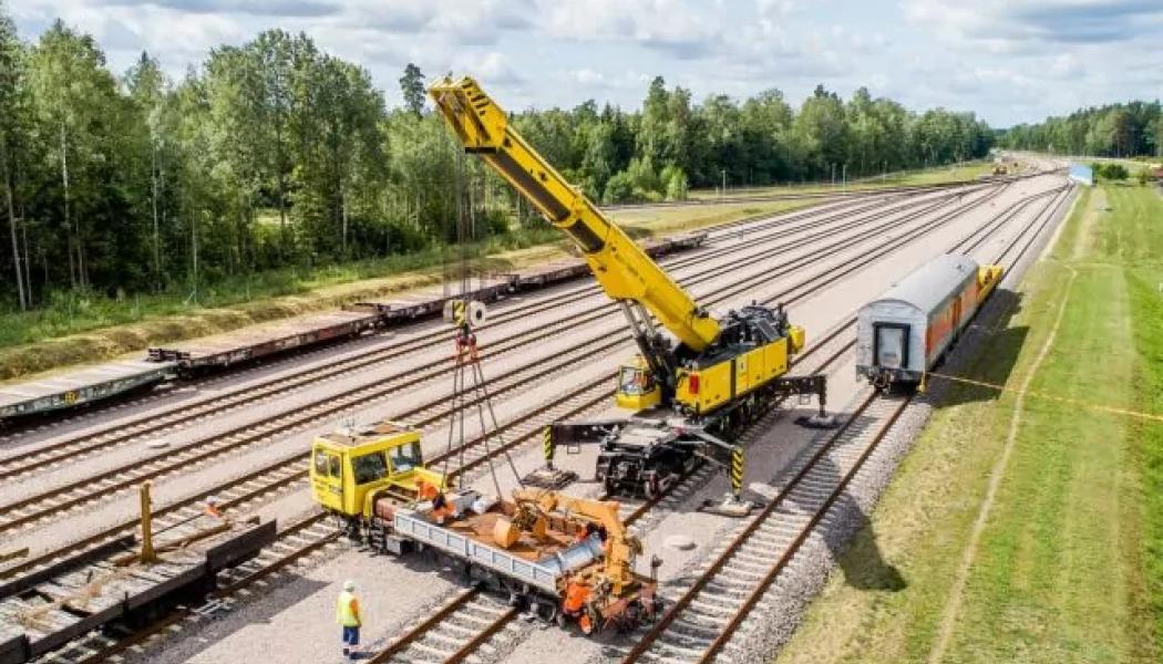 Projektets betydelse för militären är också tydlig, där sextiosju procent av de svarande anser att Rail Baltica är avgörande för Nato-operationer. Detta stöd är särskilt starkt i Litauen, där sjuttioåtta procent instämmer, medan Lettland och Estland uppvisar liknande nivåer med sextiotvå respektive sextio procent. Fotto: LRT