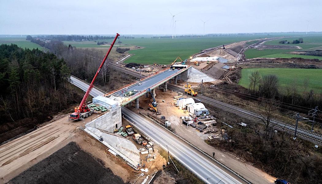Projektet stöds starkt av EU, som finansierar merparten av kostnaderna. Rail Baltica ses som en del av unionens strategi för att knyta ihop medlemsländerna med moderna transporter och minska beroendet av ryska nätverk. De baltiska länderna har fram till nu främst varit uppkopplade mot järnvägar byggda på bredspår från sovjettiden, vilket skapat tekniska hinder för smidiga transporter till Västeuropa. Foto: Europeiska kommissionen