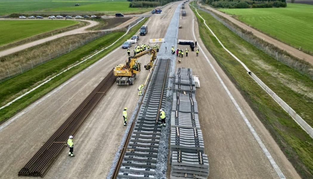 Nya räls för Rail Baltica: Ramavtalen omfattar bland annat räls, sliprar, ballast, växelsystem och kabelkanaler. De fastställer gemensamma villkor för pris, kvalitet, leveranser och tekniska specifikationer. Foto: Rail Baltica