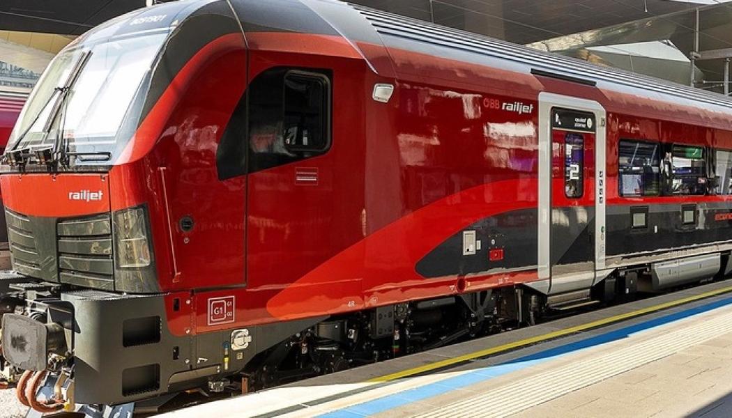 Railjets nya generation introducerar också en uppdaterad version av det klassiska bordrestaurangen samt snackzoner utrustade med automater för enklare tillgång till mat och dryck under resan. Tillsammans med förbättringar som inbyggda USB-laddningsstationer, fotstöd och läslampor i alla klasser, visar ÖBB att de tar sina passagerares behov på stort allvar. Foto: ÖBB