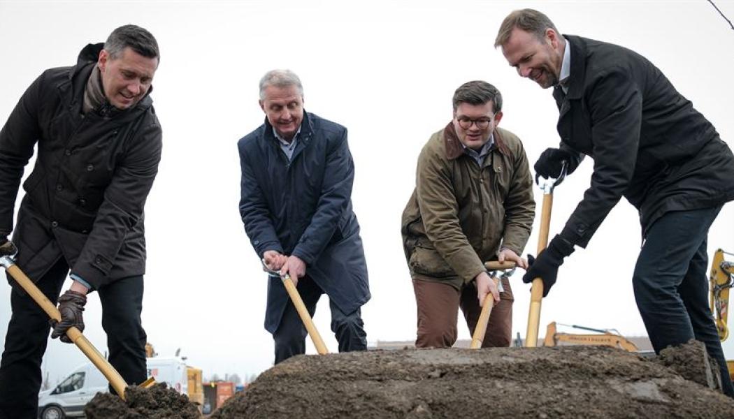 Ett symboliskt första spadtag togs av Jörgen Eriksson, VD för Catena, Johan Kallin, VD för Nowaste Logistics, Jan Björklund, vice ordförande i kommunstyrelsen i Helsingborg, och Alexander Svensson, ordförande i stadsbyggnadsnämnden i Helsingborgs stad. Foto: Catena
