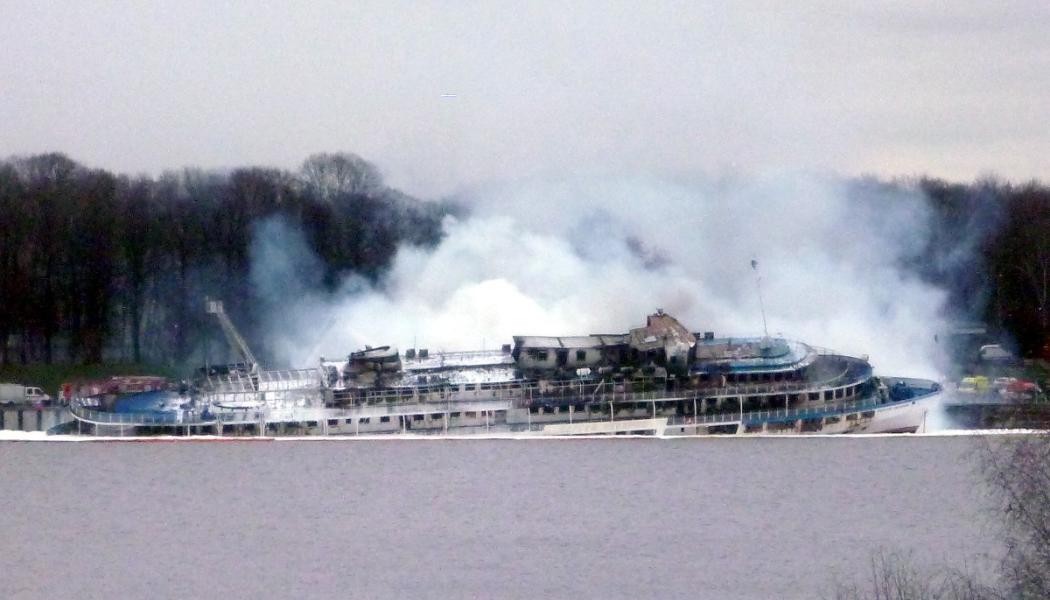 Det brinnande passagerarfartyg Sergey Abramov 2011. Foto: Leksey/Wikimedia Commons/https://commons.wikimedia.org/wiki/File:Fire_ship_sergey_abramov_02.jpg