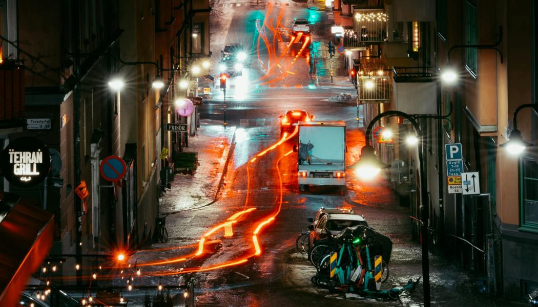 Kommuner ska kunna tillåta tung lastbilstrafik i bullerkänsliga tätorter om fordonen saknar förbränningsmotor. Foto: philip myrtorp/unsplash