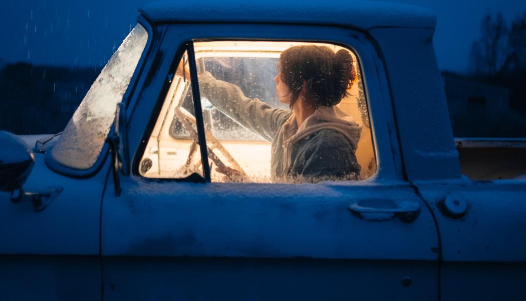 De nya reglerna innebär bland annat att den som färdas i en A-traktor måste använda bilbälte. Foto: josh hild/unsplash
