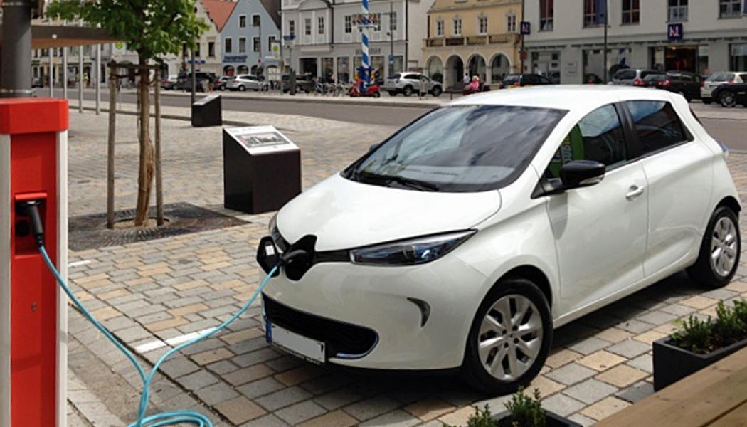 En helelektrisk Renault Zoe laddar vid en gatuladdningsstation på huvudtorget i tyska Pfaffenhofen. Foto: Wikipedia Common, kredit: Werner Hillebrand-Hansen