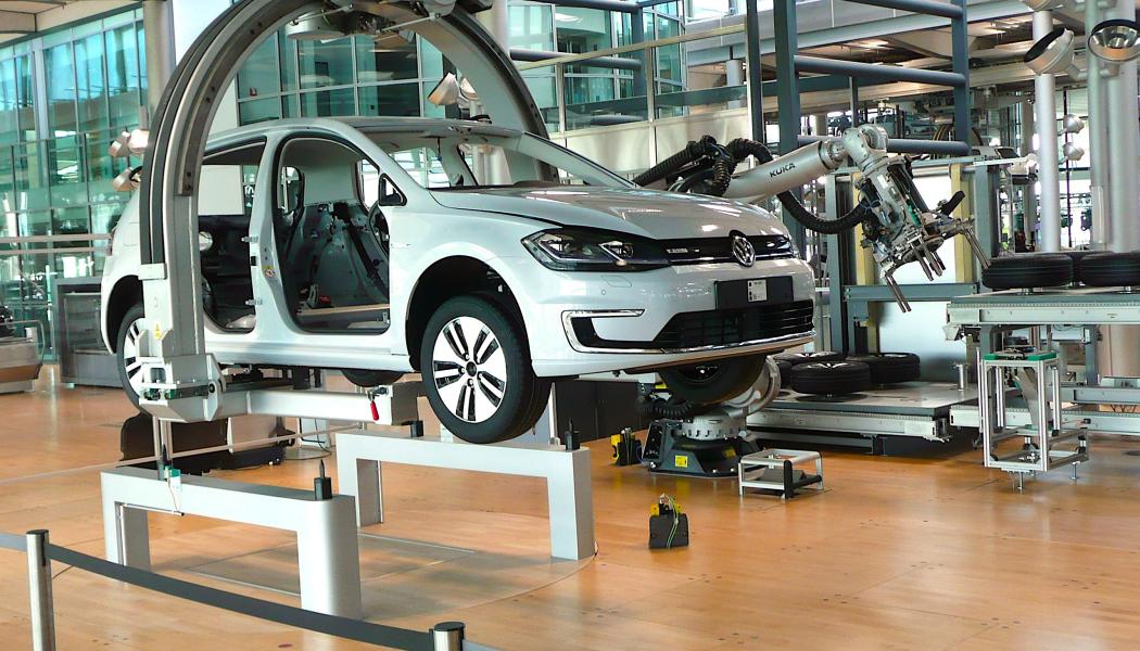 Robotiserad produktionslinje i tyska Volkswagen-fabrik i Dresden. Foto: Wikipedia Common, kredit: Rainerhaufe 