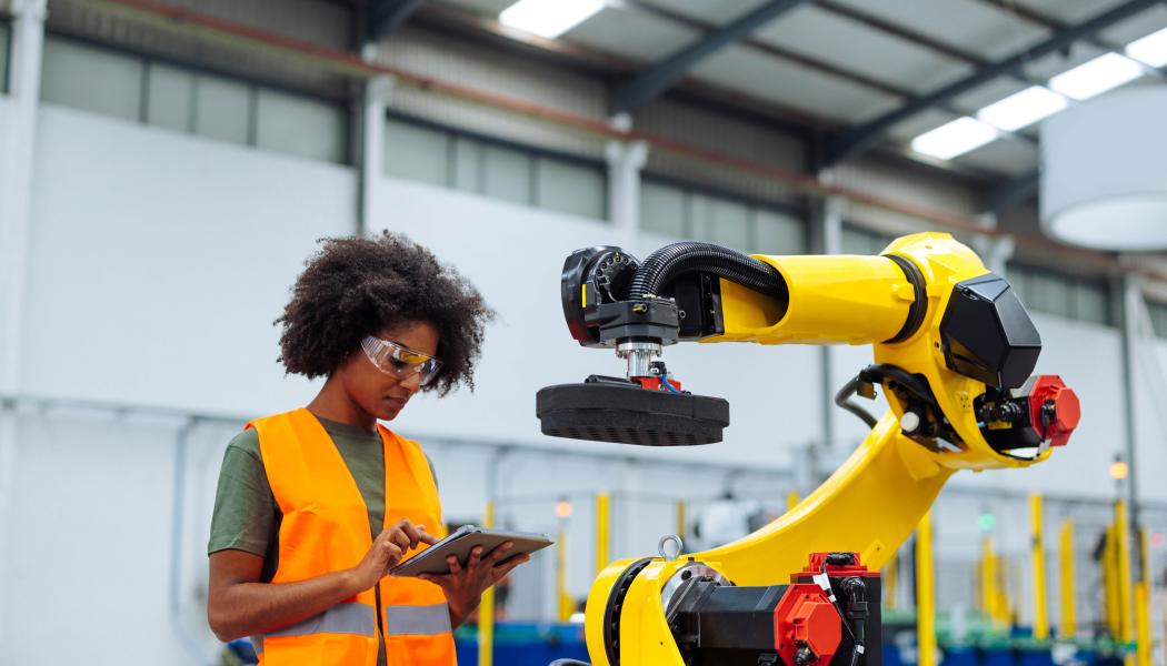 Automatiserade lager utvecklas snabbt till komplexa system där ström, data och rörelse måste fungera utan avbrott. Foto: PEI-Genesis