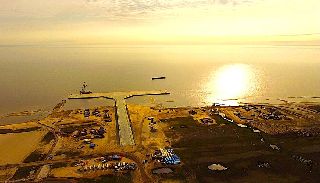 Ryssland har flera viktiga exportterminaler för LNG (flytande naturgas), där anläggningen Yamal LNG i Sabetta är den största och mest aktiva. Andra betydande anläggningar är Sakhalin-2 (Prigorodnoye) samt de pågående projekten Arctic LNG 2 och Ust-Luga. Ryssland driver också mindre anläggningar i medelstorlek, som Gazprom LNG Portovaya och Cryogaz-Vysotsk. Foto: Wikipedia Common Lic. Kredit: SlavaGo