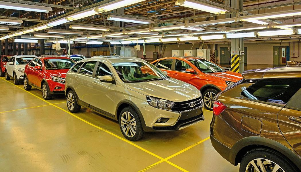 Bilar av modellen Lada Vesta producerade vid fabriken IzjAvtos färdigvaruzon.  Foto: Wikipedia Commons Lic. CC BY-SA 4.0. Kredit: Vyacheslav Bukharov.