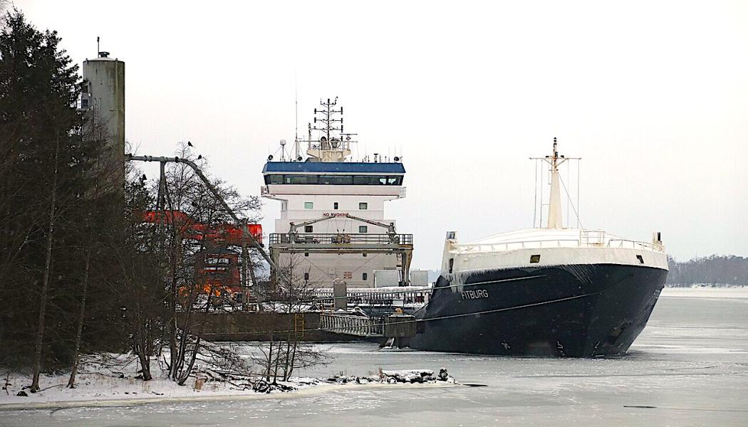 Ryska skuggflottans tankfartyg Fitburg, beslagtaget av finska kustbevakningen i januari 2026.  Fitburg greps i Kantviks hamn efter att ha skadat en internationell undervattenskabel. Foto: Wikipedia Common Lic. Kredit: MKFI

