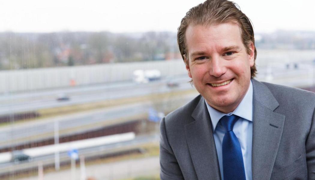 Willem Van Der Leegte, VD för VDL, uttrycker sin tillfredsställelse med affären:- Vi är glada över att nu kunna meddela att vi tar över bussproduktionen på Van Hool. Detta ger oss inte bara ett mervärde i vår produktion utan stärker även vår position på den internationella marknaden, särskilt genom vårt fortsatta samarbete med ABC Company i USA. Foto: VDL