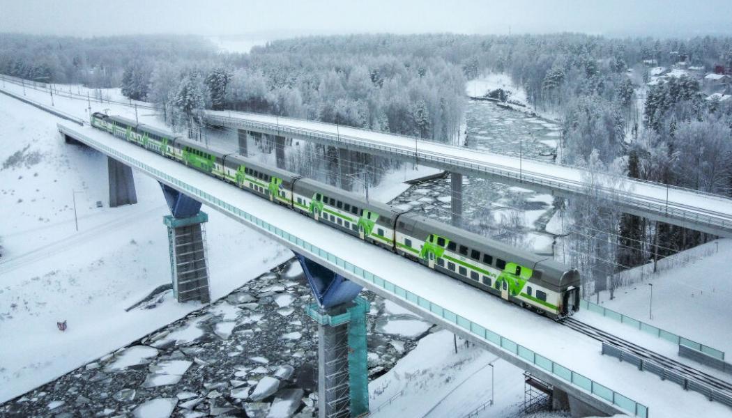 VR-tåg kör över Saima kanal i sydöstra Finland. Foto: VR, kredit: Jouko Behm