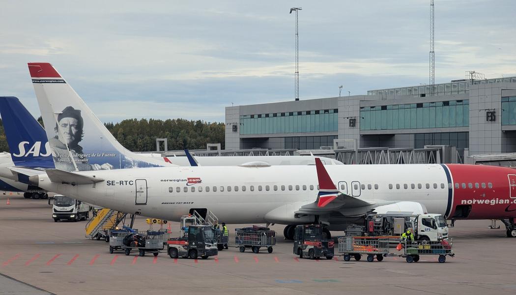 SAS och Norwegian-flyg på Arlanda. Foto: AleWI/Wikimedia Commons/https://commons.wikimedia.org/wiki/File:Sas,_Norwegian,_Arlanda_-_20251007_-_05.jpg