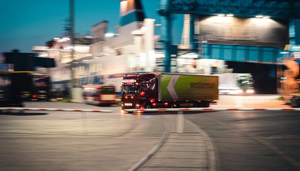 Snabba tekniska framsteg påverkar fordonsflottan. Debattören menar att det är dags att agera. Foto: paul volkmer/unsplash