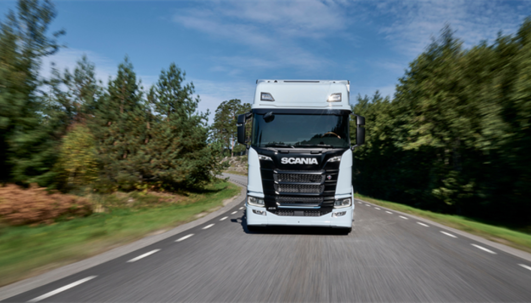 Det urlastade släpet lämnas vid depån och ersätts med ett annat lastat släp. Syftet är att maximera fordonets drifttid och undvika körning utan last. Foto: Scania