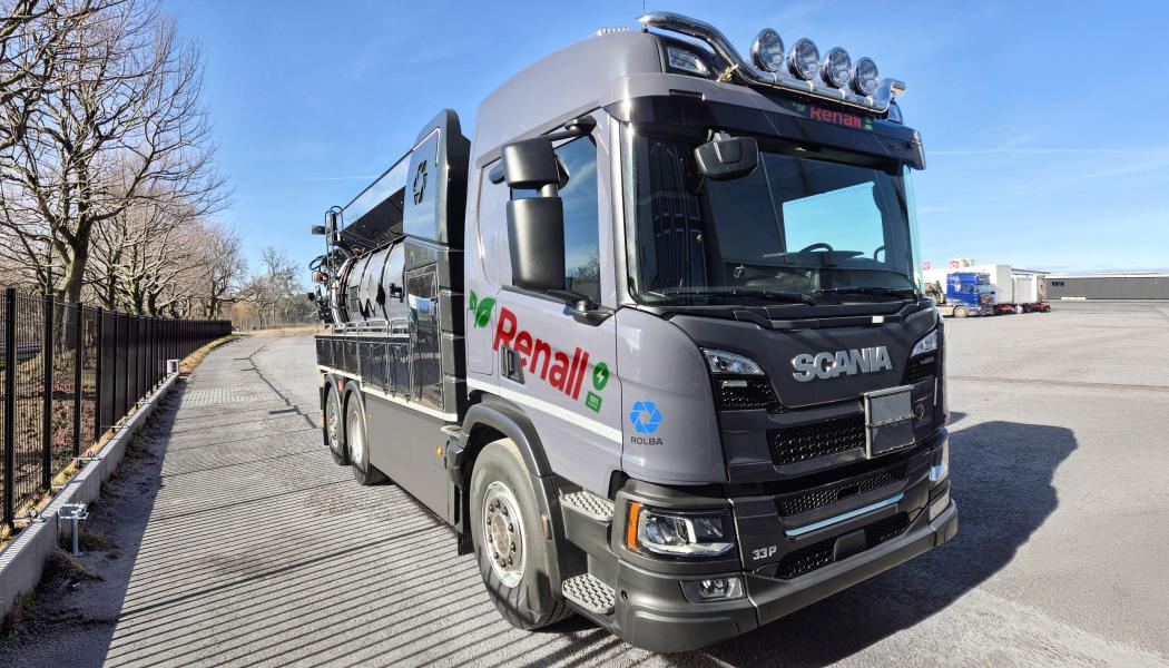 Elektrifierad kombinerad spol- och slambil. Foto: Scania