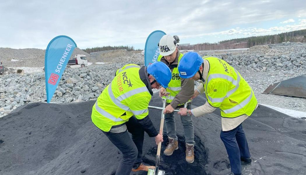 NCC tar det ”riktiga” spadtaget och startar nu byggprojektet. Foto: Schenker