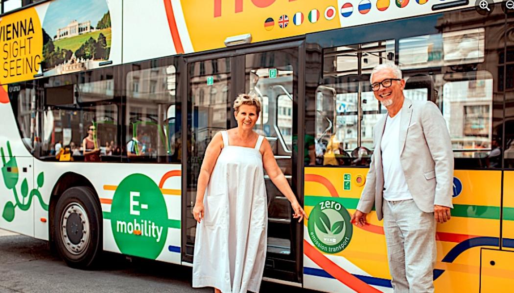 UNVI lanserade en sightseeingmodell av elbuss i slutet av 2021 i Spanien, med motorer integrerade i hjulen från Ziehl-Abegg (ZAwheel) och batterier från BMZ. Det är dock inte specificerat om de bussar som levereras till Wien delar samma specifikationer. Foto: Wiens Sightseeing Tours (Screenshot)