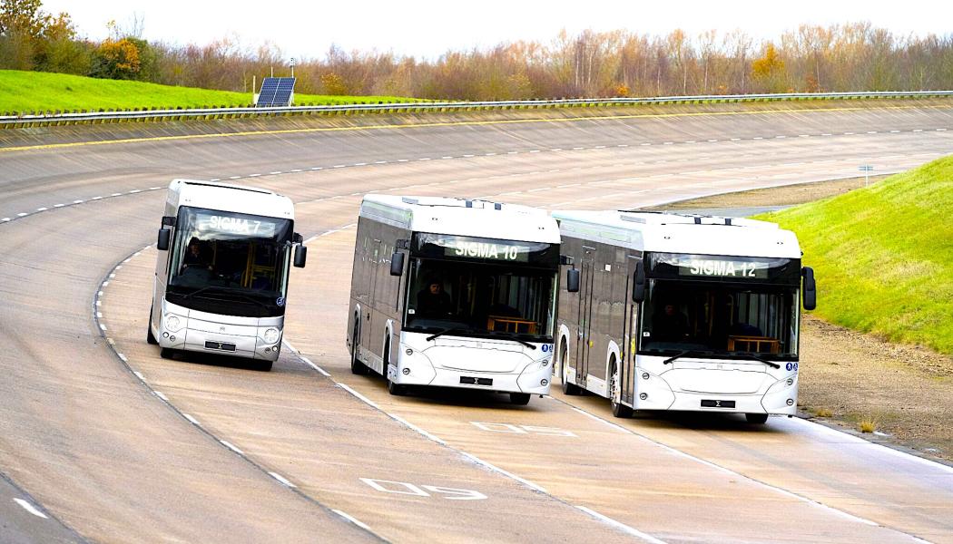 Mellors första 12 meter långa elbuss, Sigma 12, syns längst till höger i bilden. Bussen kommer också att debutera på Busworld. Denna buss har en kapacitet för över 80 passagerare och markerar Mellors intåg på marknaden för högkapacitets stadsbussar. Foto: Mellor