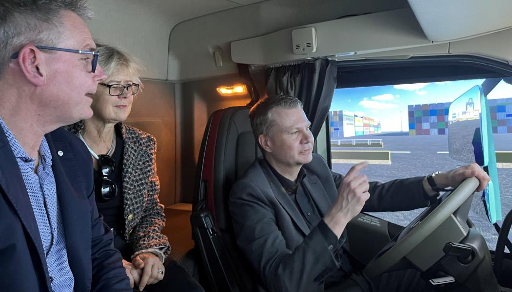 Kommunstyrelsens ordförande Ulf Olsson vid ratten. Niclas Häggblad, Söderkulla Tung Trafik instruerar, med Lena Larsson, Volvo Group Truck Technology, som passagerare. Foto: Borås Stad.
