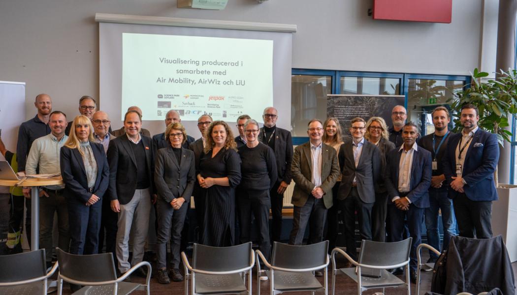 Representanter från bland andra Norrköping Science Park, JetPak, Aero EDIH, UMS Skeldar, Linköpings universitet, ACR, Savback och Science Park Gotland samlades på Norrköping Airport för premiären av en simulerad drönarflygning mellan Gotland och Norrköping. Foto: SoVisuals