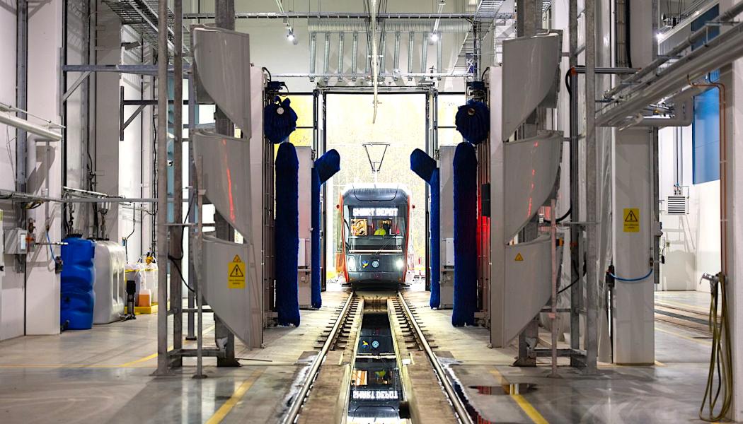 Systemet tillåter spårvagnar att utan förare röra sig inom depån för att exempelvis parkera, tvättas eller flyttas till service. Navigeringen sker via ett centralt styrsystem som koordinerar rörelserna med hög precision. Foto: Skoda Group
