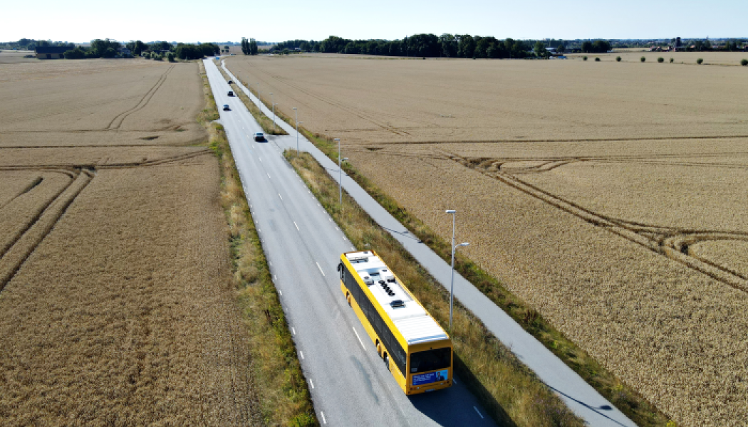 Regionbuss i öppet landskap Fotograf/Källa: Skånetrafken/Lars Dareberg

