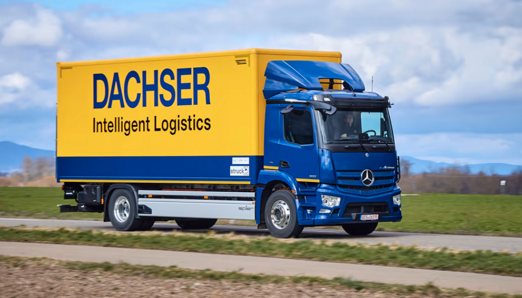 Första batterielektriska Mercedes-Benz eActros som serietillverkats levereras till Dachser. Foto: Dachser  